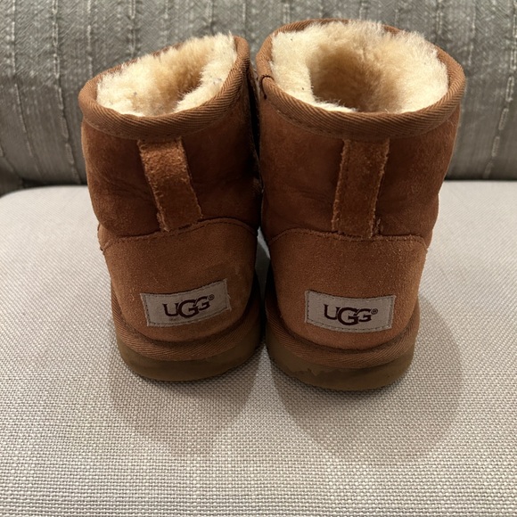 Short UGGS - Picture 2 of 4